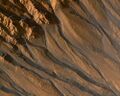 Ausgetrockneter Fluss auf dem Mars, aufgenommen vom Mars Reconnaissance Orbiter