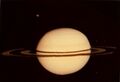 Saturn und Titan , aufgenommen von der Sone Pioneer 11