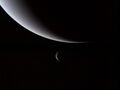 Neptun und sein Mond Triton, aufgenommen von der Sonde Voyager 2
